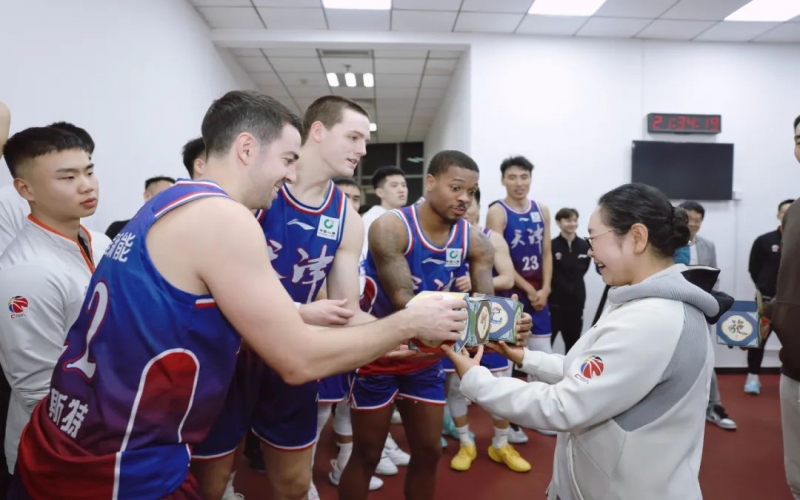 天津先行者兩連勝！張榮華主席給球員送上一份“特殊”禮物