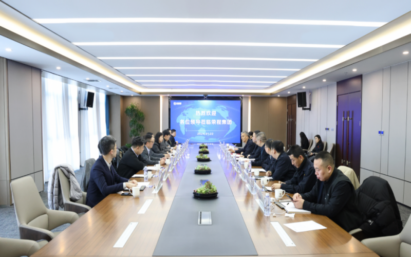 信德集團業(yè)務發(fā)展部總監(jiān)袁偉強、榮華控股企業(yè)集團執(zhí)行總裁郝曉嬋一行到榮程集團參觀座談