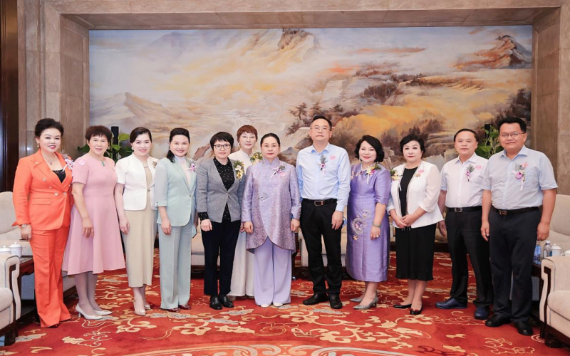 張榮華主席出席海南省女企業(yè)家經(jīng)濟(jì)發(fā)展促進(jìn)會成立周年慶典