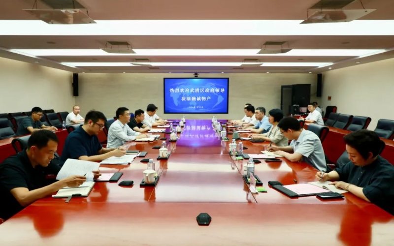 榮程集團黨委書記、融誠物產(chǎn)總經(jīng)理張穎與武清區(qū)領(lǐng)導(dǎo)開展座談交流