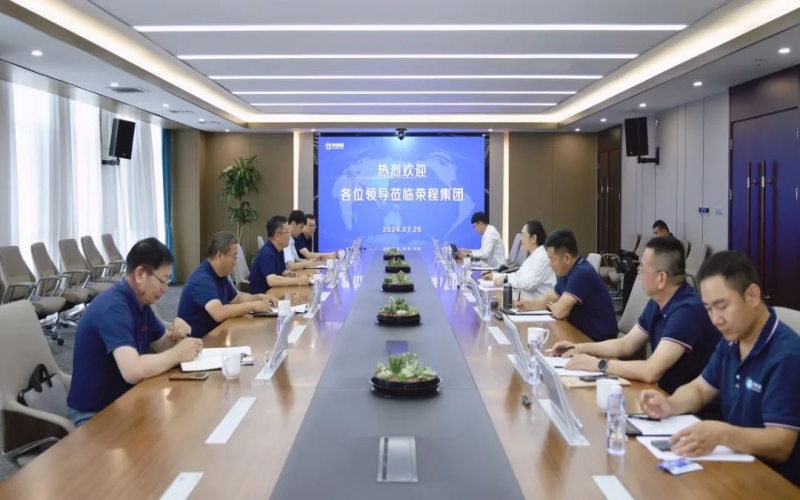 張榮華主席與北奔重型汽車集團黨委書記、董事長何清一行座談交流