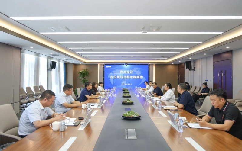 榮程集團董事會主席張榮華與太平洋產(chǎn)險天津分公司黨委書記、總經(jīng)理成軍座談交流